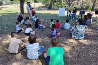Alumnes i famílies de 1r i 2n de la PIN de Jesuïtes Lleida a la jornada Celebrem els Llibres