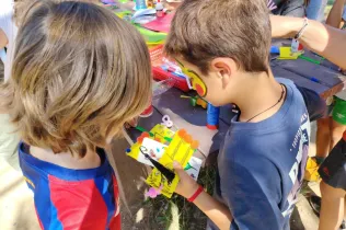 Alumnes i famílies de 1r i 2n de la PIN de Jesuïtes Lleida a la jornada Celebrem els Llibres