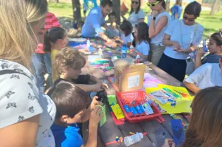 Alumnes i famílies de 1r i 2n de la PIN de Jesuïtes Lleida a la jornada Celebrem els Llibres