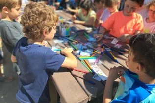 Alumnes i famílies de 1r i 2n de la PIN de Jesuïtes Lleida a la jornada Celebrem els Llibres