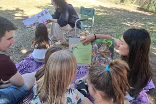 Alumnes i famílies de 1r i 2n de la PIN de Jesuïtes Lleida a la jornada Celebrem els Llibres