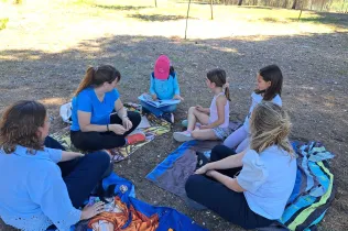 Alumnes i famílies de 1r i 2n de la PIN de Jesuïtes Lleida a la jornada Celebrem els Llibres