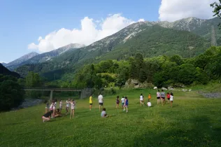 Alumnes enmig del prat durant les colònies a Senet de l'Estiu Claver de Jesuïtes Lleida 