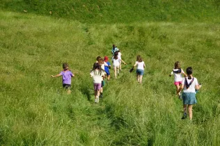 Alumnes enmig del prat durant les colònies a Senet de l'Estiu Claver de Jesuïtes Lleida 