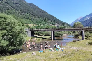 Alumnes de 3r de Primària banyant-se al riu en les colònies a Senet