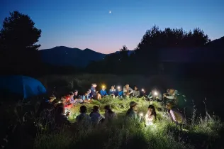 Alumnes de 3r de Primària fent nit a la muntanya durant la ruta en les colònies a Senet