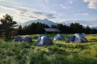 Alumnes de 3r de Primària fent nit a la muntanya durant la ruta en les colònies a Senet