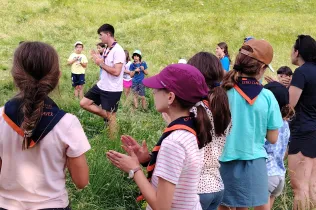Alumnes de 3r de Primària durant la ruta de muntanya en les colònies a Senet