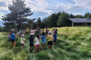 Alumnes de 3r de Primària fent jocs a la natura en les colònies a Senet