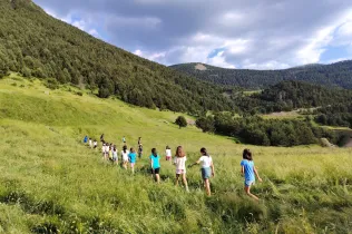 Alumnes de 3r de Primària durant la ruta de muntanya en les colònies a Senet
