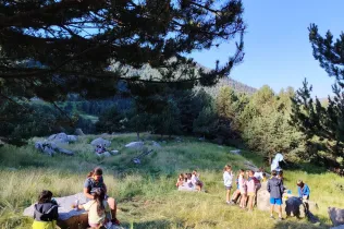 Alumnes de 3r de Primària durant la ruta de muntanya en les colònies a Senet