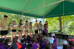 Alumnes de 1r i 2n de primària de Jesuïtes Lleida a l'exterior de la casa de colònies VIlaller, juntament amb l'equip de monitores i monitors que fan entrega dels diplomes de les colònies.