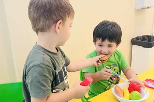 Jocs, complicitat  i somriures a l'aula