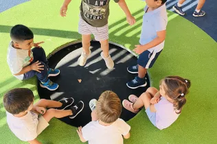 Ens coneixem dins i fora de l'aula