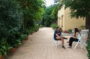 Entrevista entre tutor i alumna de 2n BAT en l'activitat d'nici de curs de l'alumnat de Jesuïtes Lleida a la Finca Divina Pastora de Balaguer.