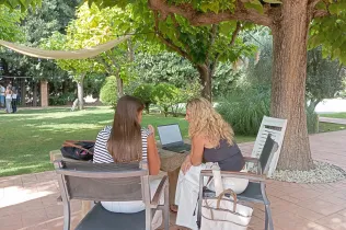 Entrevista entre tutora i alumna de 2n BAT en l'activitat d'nici de curs de l'alumnat de Jesuïtes Lleida a la Finca Divina Pastora de Balaguer.