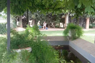 Entrevista entre tutor i alumna de 2n BAT en l'activitat d'nici de curs de l'alumnat de Jesuïtes Lleida a la Finca Divina Pastora de Balaguer.