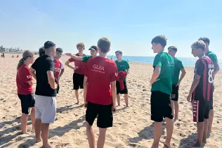 Alumnes de primer de GUIA reben als de segon a la platja