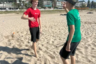 Alumnes de primer de GUIA reben als de segon a la platja