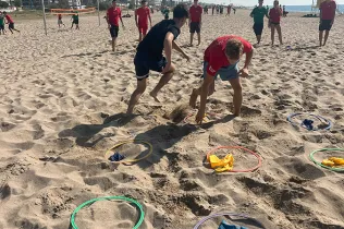 Alumnat del CFGM GUIA de Jesuïtes Bellvitge a la platja
