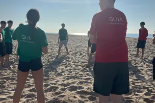 Alumnat del CFGM GUIA de Jesuïtes Bellvitge a la platja