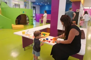 Una mare amb el seu fill en el primer dia de curs a MOPI I3 de Jesuïtes Lleida