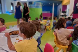 Infants de MOPI I3 a l'hora de dinar en els primer dia de curs el primer dia de curs a Jesuïtes Lleida