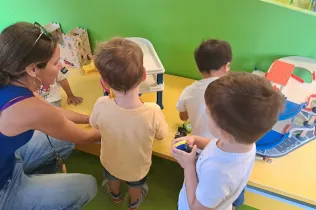 Alumnes de MOPI I3 jugant a l'aula amb la Txaro Revuelta, psicòloga de l'escola, en els primers dies de curs a Jesuïtes Lleida