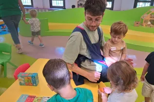 Alumnes de MOPI I3 amb un mestre d'infantil acompanyant-los en el primer dia de curs a Jesuïtes Lleida