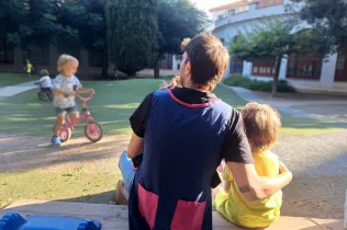 Alumnes de MOPI I3 amb un mestre d'infantil acompanyant-los en el primer dia de curs a Jesuïtes Lleida