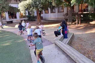 Alumnes de MOPI I3 jugant al jardinet de l'aula en el primer dia de curs a Jesuïtes Lleida