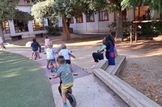  Alumnes de MOPI I3 jugant al jardinet de l'aula en el primer dia de curs a Jesuïtes Lleida