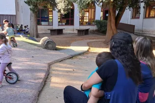 Alumnes i mestres d'I3 al jardinet del MOPI en el primer dia de curs a Jesuïtes Lleida