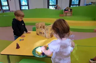 Alumnes de MOPI I3 jugant a l'aula en el primer dia de curs a Jesuïtes Lleida