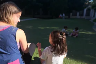 Mestra amb alumnes al jardinet del MOPI en el primer dia de curs d'I3 a Jesuïtes Lleida