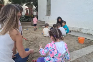 Mestra amb alumnes al jardinet del MOPI en el primer dia de curs d'I3 a Jesuïtes Lleida