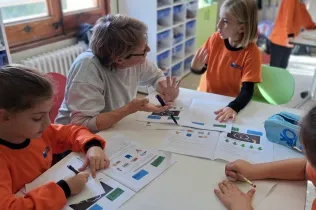 Anastasia, la nova auxiliar de conversa de Jesuïtes Lleida, acompanyant els infants en l'aprenentatge de la llengua anglesa.