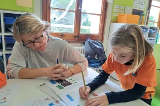 Anastasia, la nova auxiliar de conversa de Jesuïtes Lleida, acompanyant els infants en l'aprenentatge de la llengua anglesa.