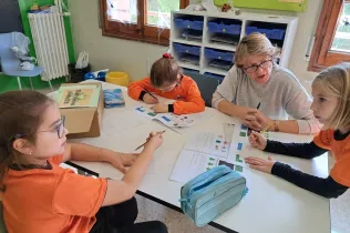Anastasia, la nova auxiliar de conversa de Jesuïtes Lleida, acompanyant els infants en l'aprenentatge de la llengua anglesa.