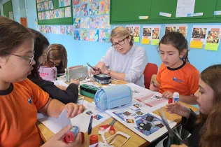 Anastasia, la nova auxiliar de conversa de Jesuïtes Lleida, acompanyant els infants en l'aprenentatge de la llengua anglesa.