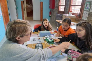 Anastasia, la nova auxiliar de conversa de Jesuïtes Lleida, acompanyant els infants en l'aprenentatge de la llengua anglesa.