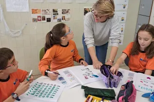 Anastasia, la nova auxiliar de conversa de Jesuïtes Lleida, acompanyant els infants en l'aprenentatge de la llengua anglesa.