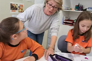 Anastasia, la nova auxiliar de conversa de Jesuïtes Lleida, acompanyant els infants en l'aprenentatge de la llengua anglesa.