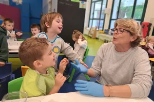 Anastasia, la nova auxiliar de conversa de Jesuïtes Lleida, acompanyant els infants en l'aprenentatge de la llengua anglesa.