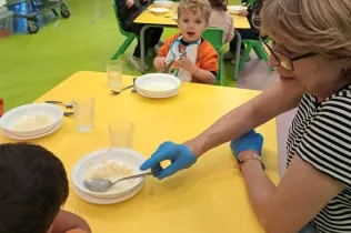 Anastasia, la nova auxiliar de conversa de Jesuïtes Lleida, acompanyant els infants en l'aprenentatge de la llengua anglesa.