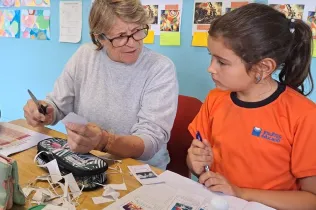 Anastasia, la nova auxiliar de conversa de Jesuïtes Lleida, acompanyant els infants en l'aprenentatge de la llengua anglesa.