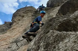 Sortida del grup CIM (Claver i Muntanya) d'alumnes de Batxillerat i 4t ESO-TQE de Jesuïtes Lleida Col·legi Claver, a la Via Ferrata Saltant de l'Aigua. 