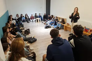 Aprendre a educar cuidant els infants i el planeta.