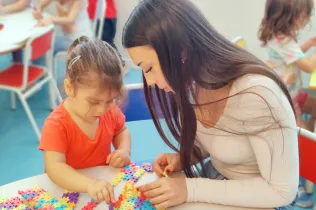 Conèixer-se, crear vincles i establir una relació de confiança entre grans i petits