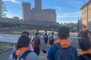 Alumnes de 1r ESO-NEI de Jesuïtes Lleida Col·legi Claver durant el peregrinatge al castell santuari de Xavier (Navarra)